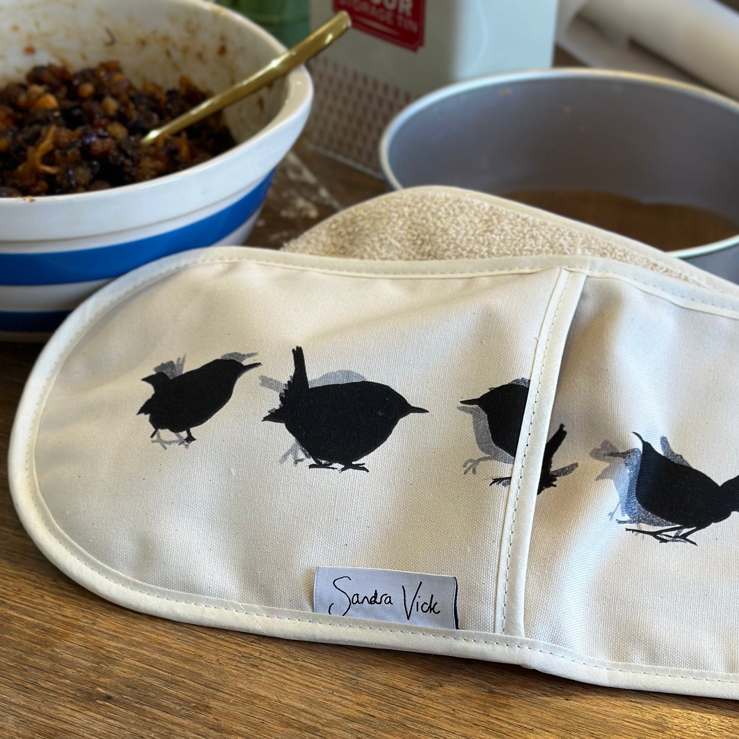OVEN GLOVES: Wren design