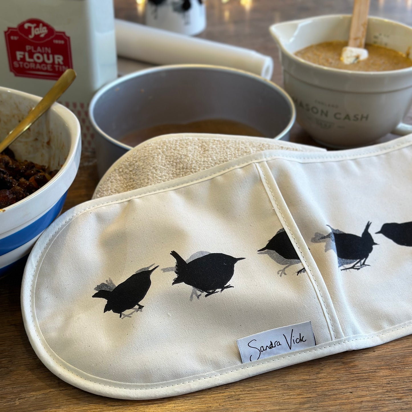 OVEN GLOVES: Wren design
