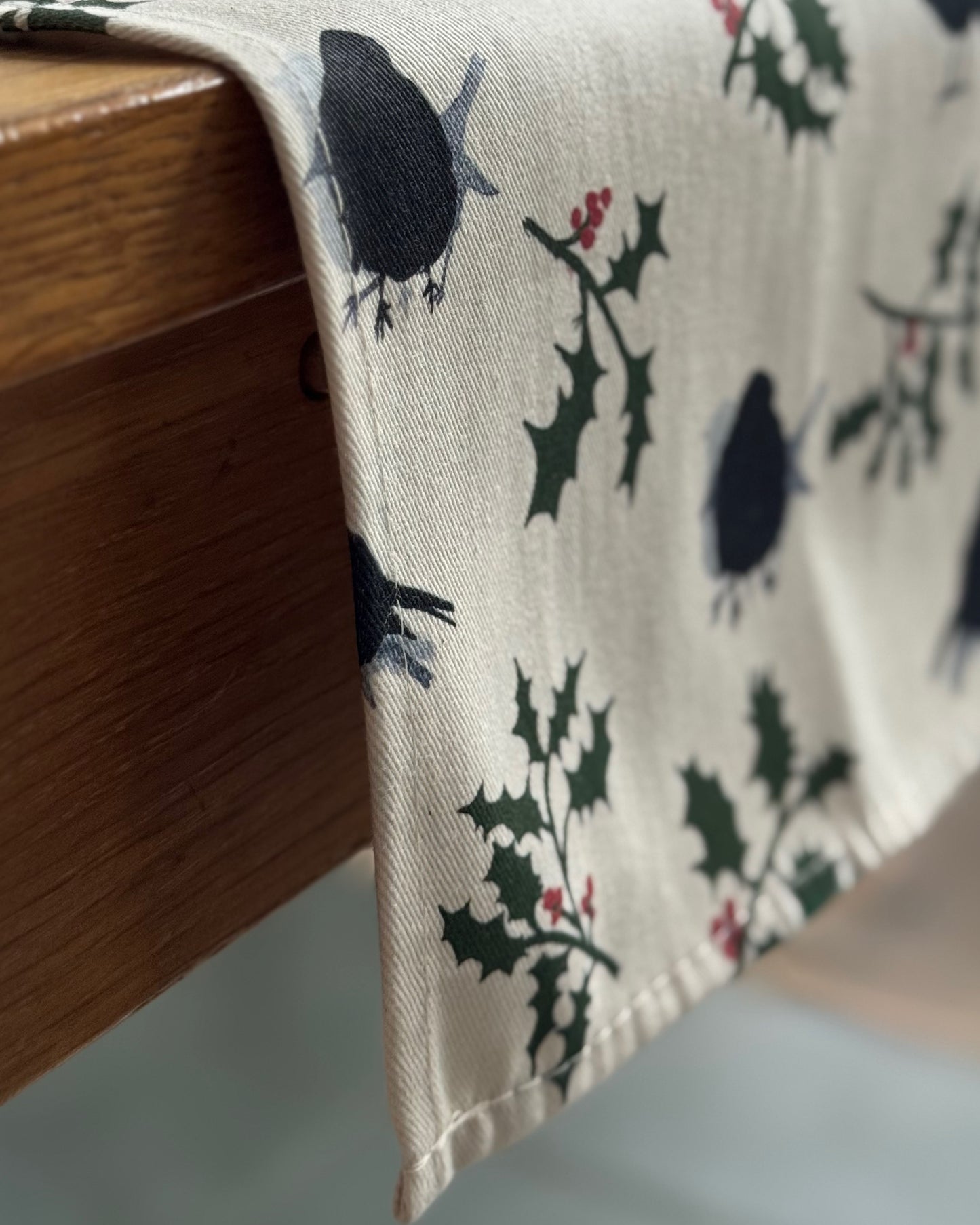 TABLE RUNNER - ROBIN & HOLLY