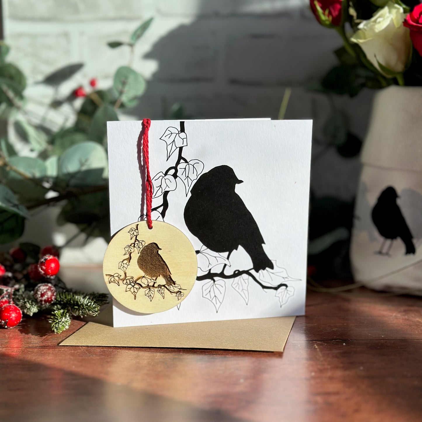 DECORATION WITH CARD: Robin on Ivy with wooden tree decoration
