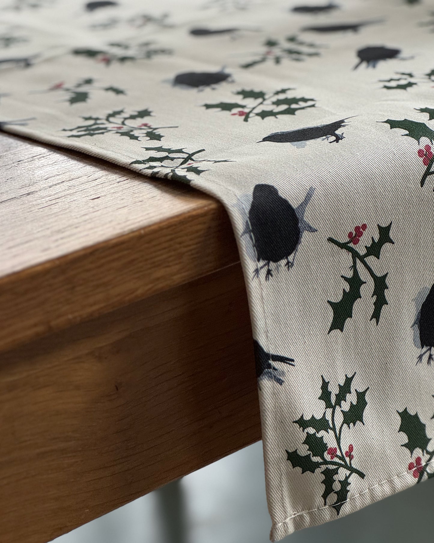 TABLE RUNNER - ROBIN & HOLLY